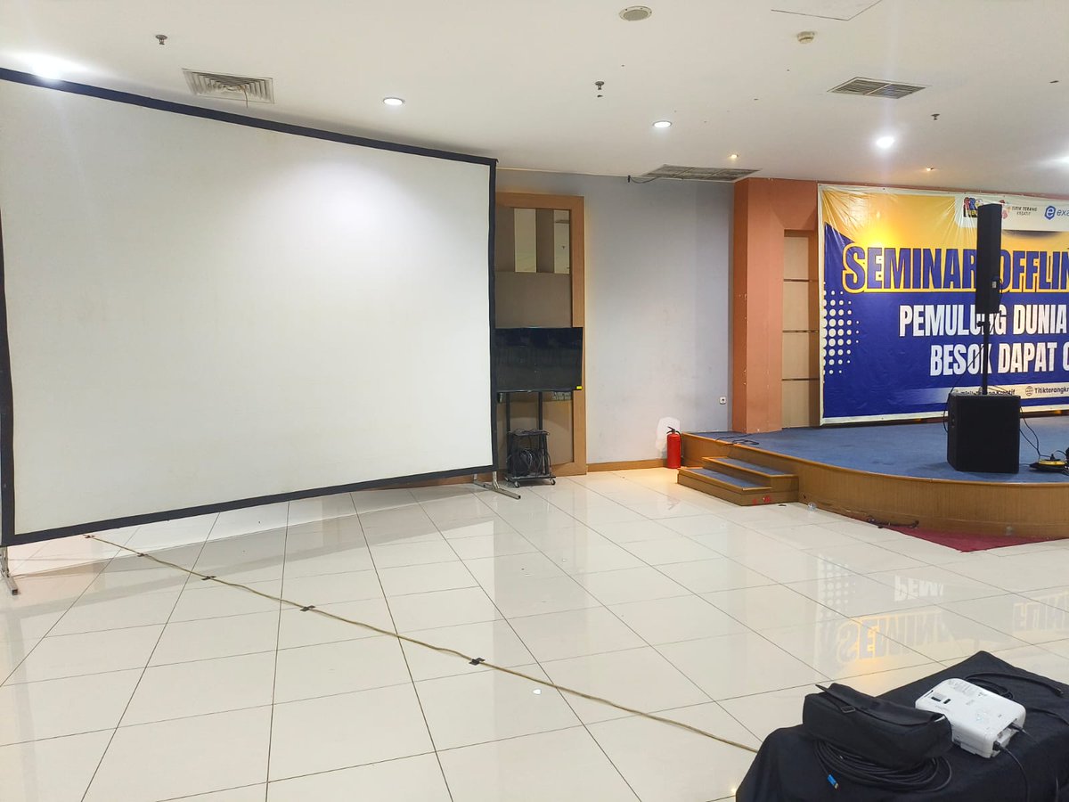 rentallcddotcom's tweet photo. Proyektor HD siap menemani acara Anda! Layanan cepat, harga bersahabat. Hubungi kami untuk info lebih lanjut! #SewaProyektor #AcaraKeren https://t.co/0KJZL9A0h3