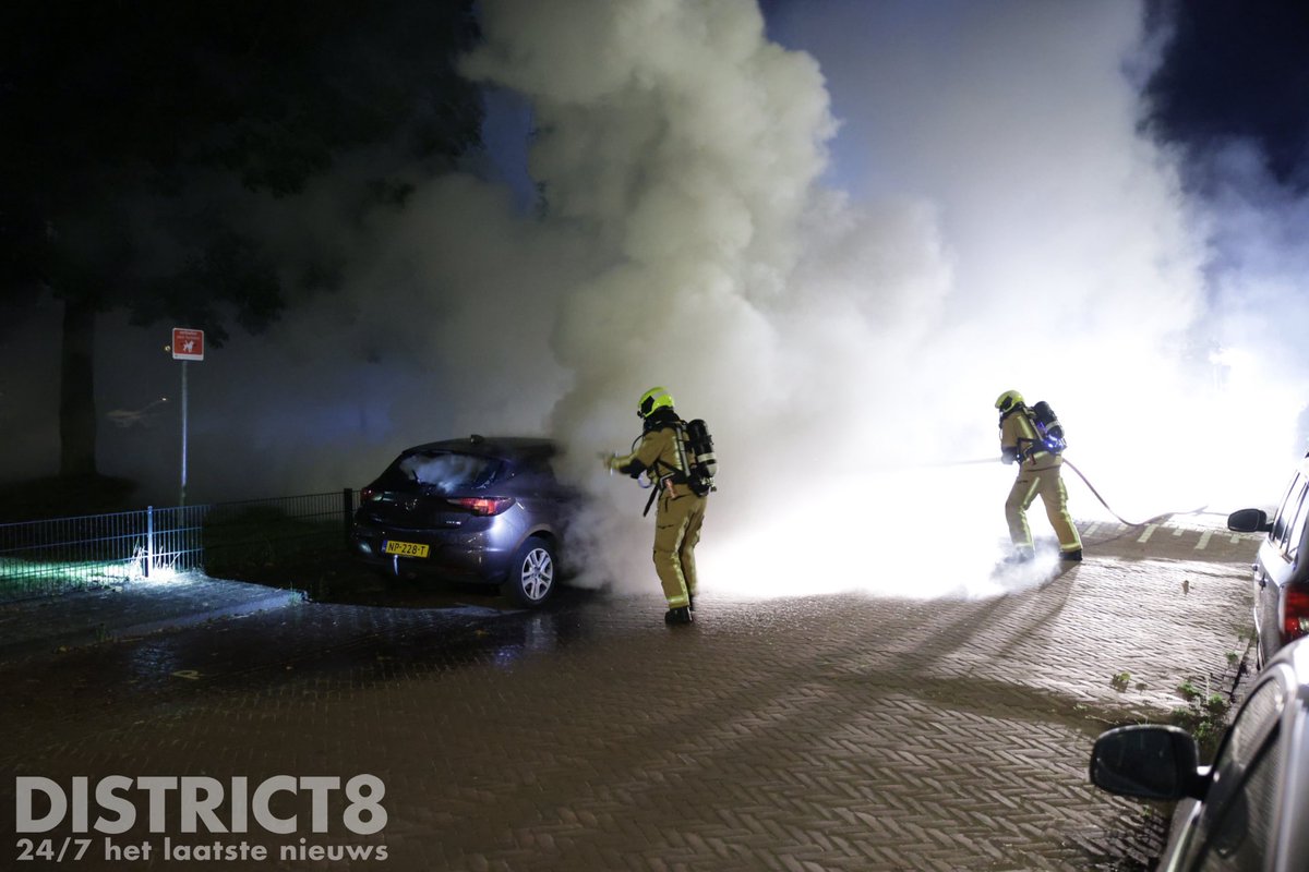 Auto's in brand aan Jonkheer van Riemsdijklaan in Den Haag
