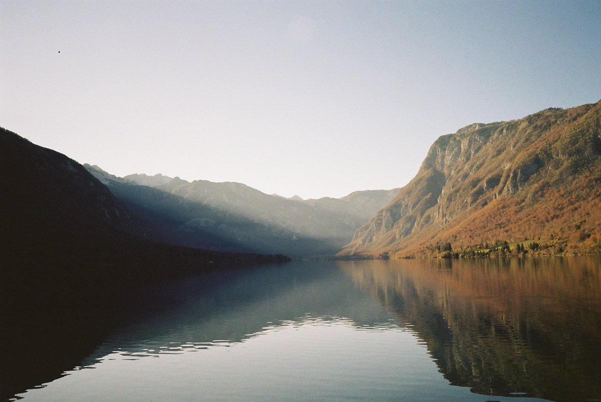 Thomas_L_2's tweet photo. Aller, il faut bien montrer tout ça. Ça vous donnera quelques idées voyage au passage. Garanti sans retouches.

Lac de Bohinj, Slovénie. https://t.co/gEJCkTFBGW