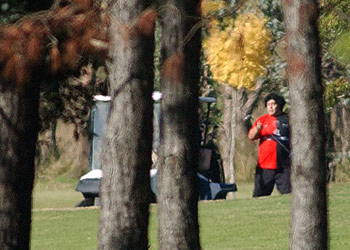 d10s_leproso's tweet photo. El tipo salía a jugar al golf con la más linda del mundo puesta. Cómo te extraño Diegote. https://t.co/sY4uy8TgzH