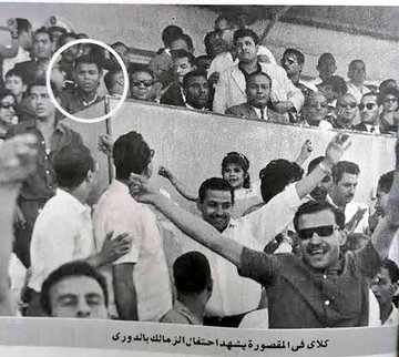 (سنة 1964م) ... الأسطورة "محمد علي كلاي" 🥊 يشهد احتفالات جماهير #الزمالك ببطولة الدوري العام في ملعب حلمي زامورا التاريخي من المقصورة الرئيسية.
وذلك أثناء زيارته لمصر بدعوة من الاتحاد العربي للملاكمة.

#أرض_اكتوبر_حق_الزمالك_ياريس 
#ارض_اكتوبر_ملك_الزمالك