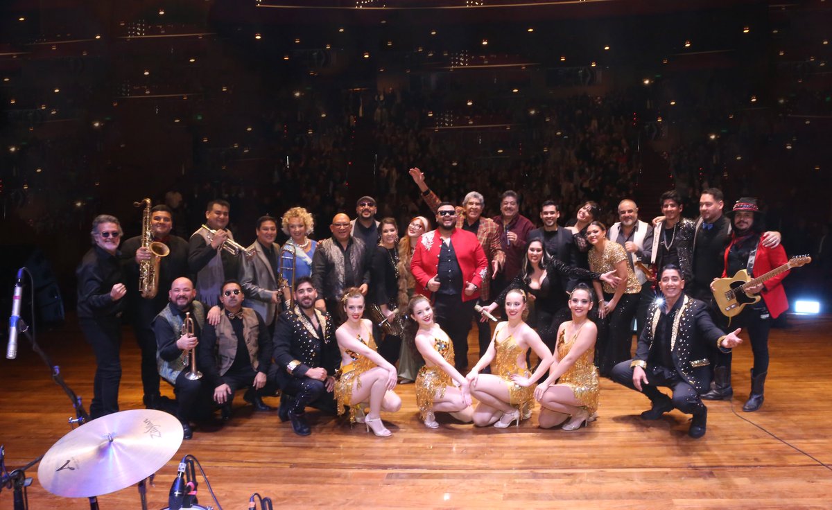 Imposible lograr el éxito sin el compromiso de todos ellos!! Se lucieron los artistas!!

#ElEspecialdeLuisAlvarez
#UnaNocheDisco 🎤🪩🎶

Agradezco profundamente al equipo de producción, las marcas que nos acompañaron este año, la prensa y al maravilloso público!!

📸 Danny Adorno