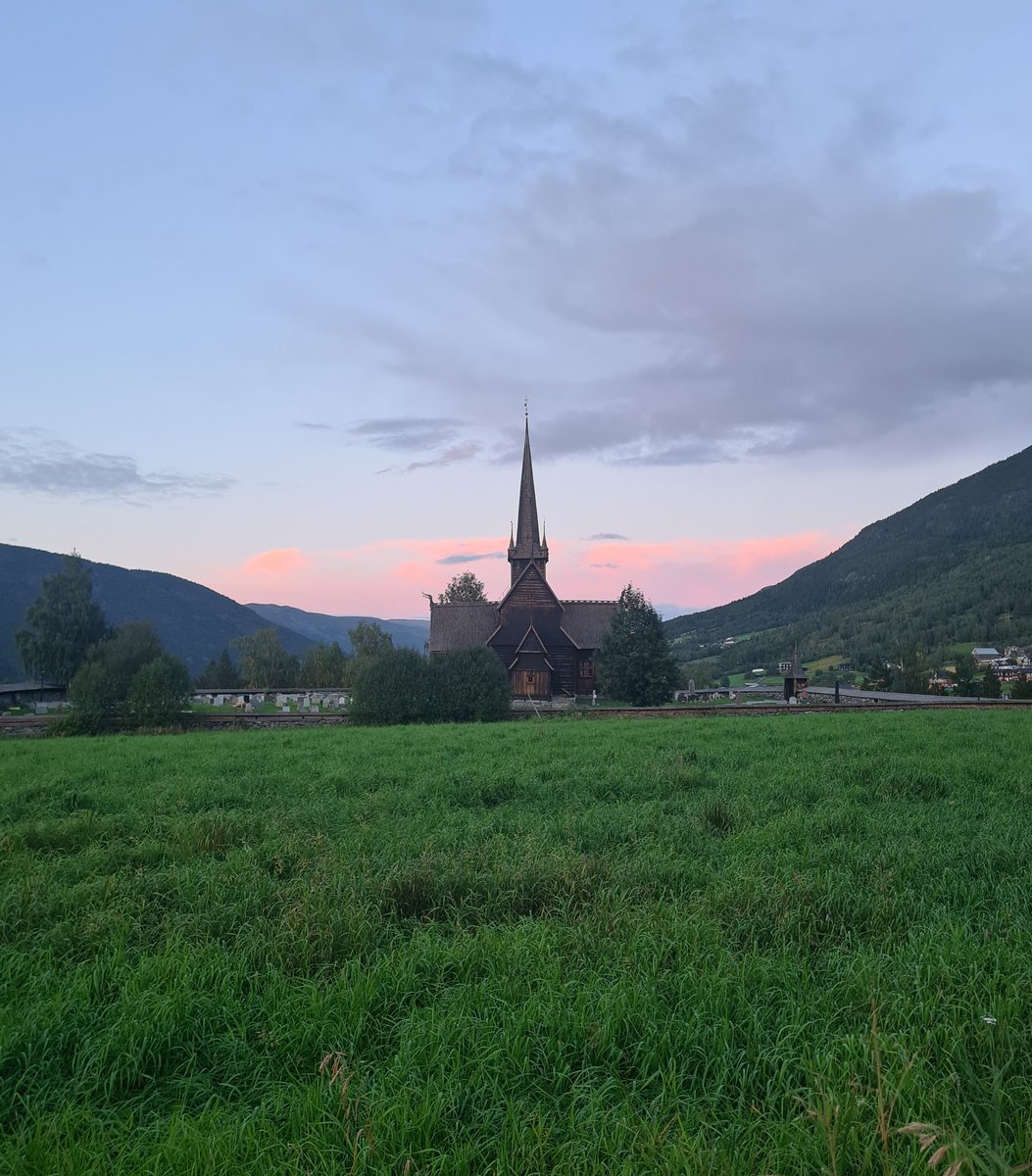 Kyrkja i seinsommarkvelden.