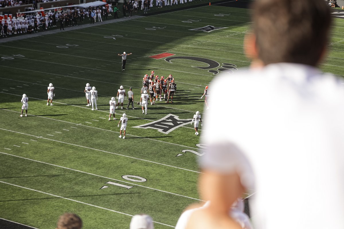 GoBearcatsFB's tweet photo. SO GOOD TO BE BACK IN NIPPERT 🙌 https://t.co/lIKTzwkmbw