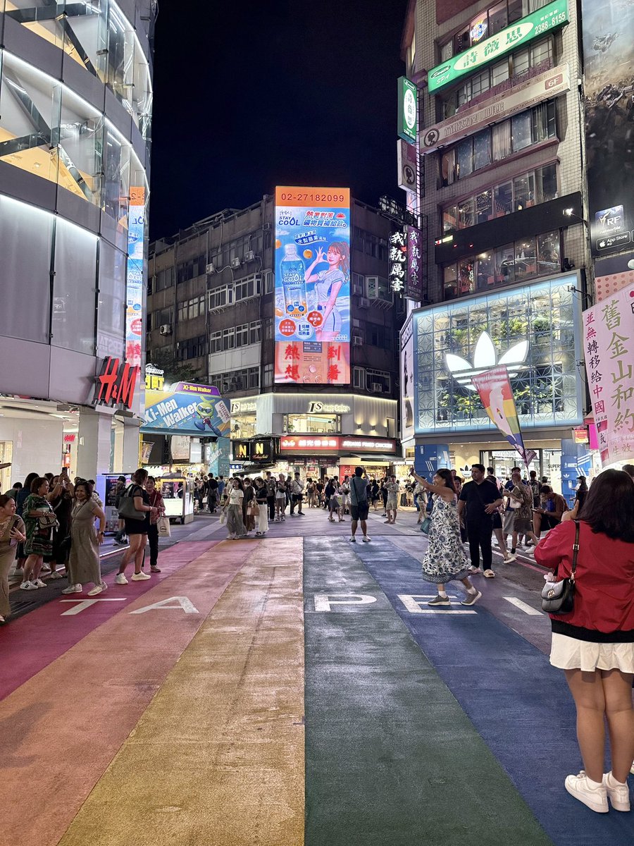 昨日の西門は死ぬほど混んでた😇あんなに混んでたのは初めて！そしてレインボーの横の8番出口を見に行った😆