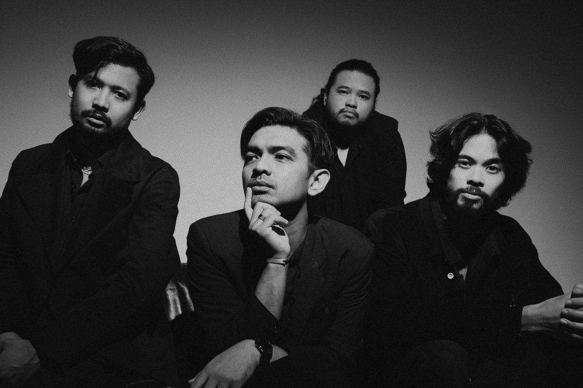 Satu satunya band yang saya ingin saksikan &amp; alasan terbesar saya hadir di segala Festival Musik lokal dan pensi seluruh Indonesia. Namanya Manusia Aksara✌🏼😎