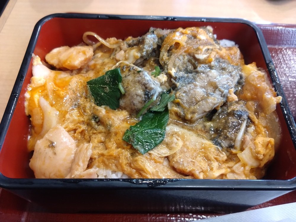 炭火やげん軟骨親子重

やげんが好きなので凄く楽しみにしてたけど正直不味い😱😱😱😱😱

やげんを炭火焼きしたのは良いけど、なか卯の甘い親子丼のタレと全然合わない😮‍💨
炭火じゃなくて普通に焼いた方が美味しかったと思う。

後、軟骨感が全く感じられなかった🤔