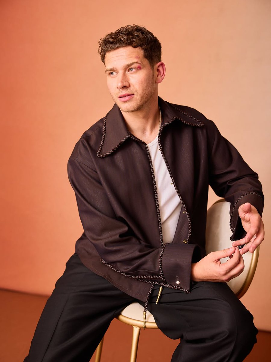 buddiesendgame's tweet photo. he is so insanely hot https://t.co/tmV2rAtqOK
