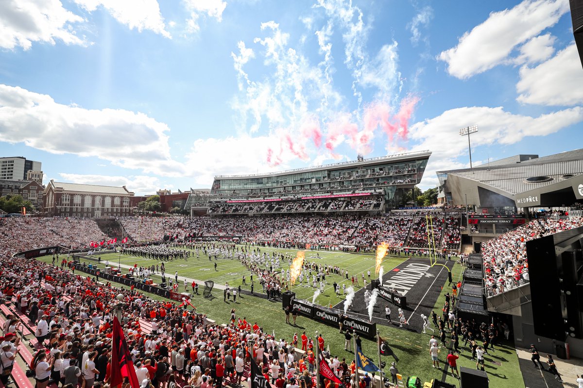 GoBearcatsFB's tweet photo. SO GOOD TO BE BACK IN NIPPERT 🙌 https://t.co/lIKTzwkmbw