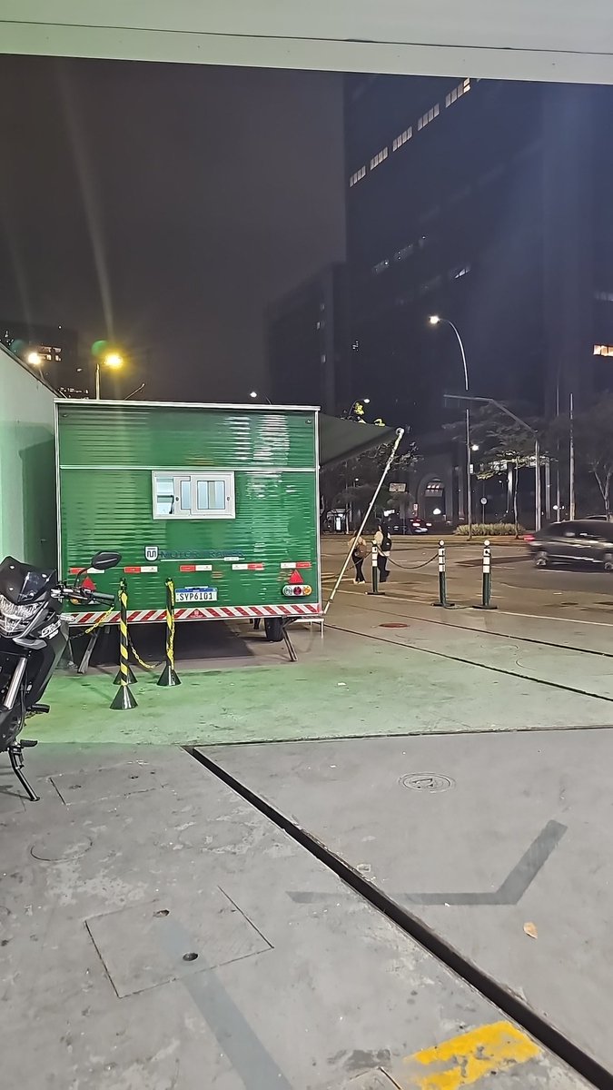 A <a href="/localizabr/">Localiza</a> deveria EXTINGUIR por completo as lojas, já que a equipe que deveria lhe dar suporte, não estão preparadas para lhe atender e só sabem te mandar para o aplicativo.  É RIDÍCULO! suporte ZERO da equipe!