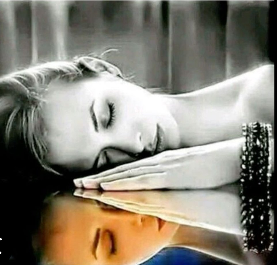 وتظل الحكاية تروى كل ليلة
يهرب الصمت المسجون خلف قضبان الأنين
ويبوح القلب والروح بالحنين
حتى بزوغ فجر الصباح ويأتي مسرور بسيفه البتار ليقتل الحلم والأمل والحنين
أن حي على النسيان والصمت المبين 
#همسات_ذهبية