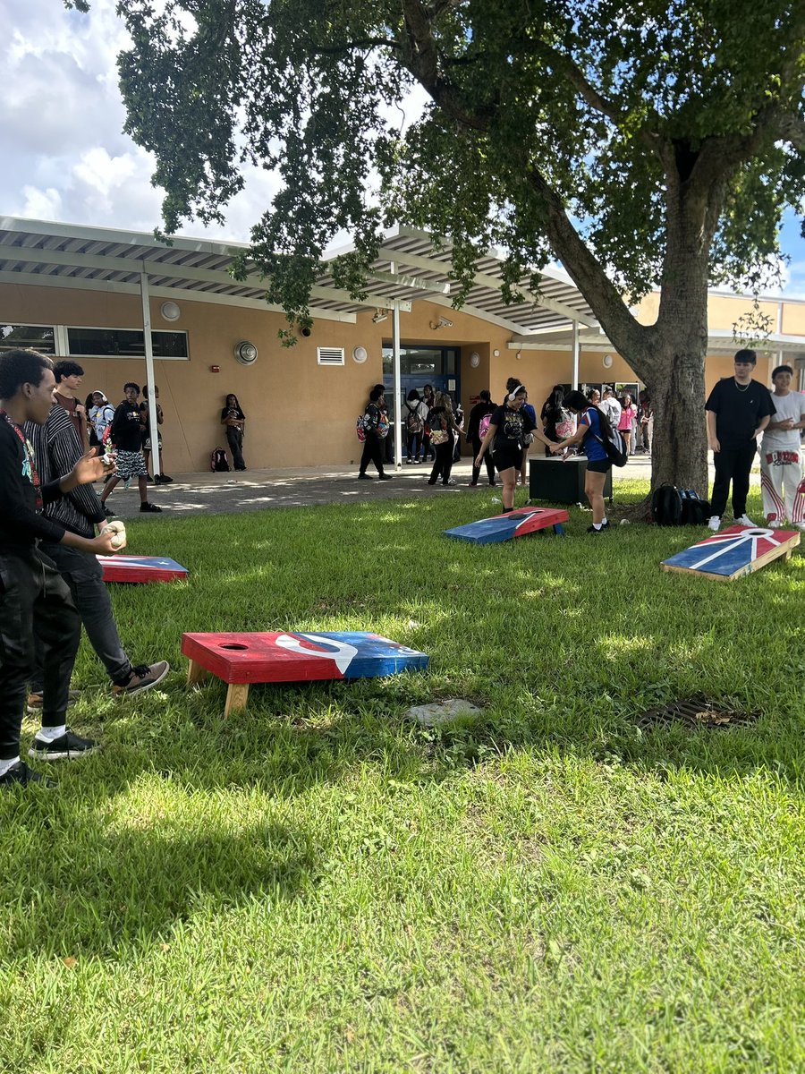 PHS_Colonels's tweet image. Fun Friday sponsored by SGA —Bringing the high school experience to life with fun, friends, and school spirit! #MissionAPossible ❤️