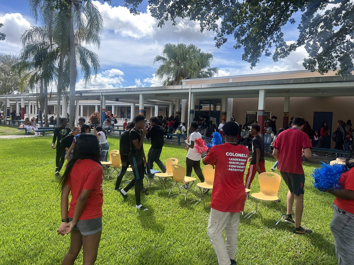 PHS_Colonels's tweet image. Fun Friday sponsored by SGA —Bringing the high school experience to life with fun, friends, and school spirit! #MissionAPossible ❤️