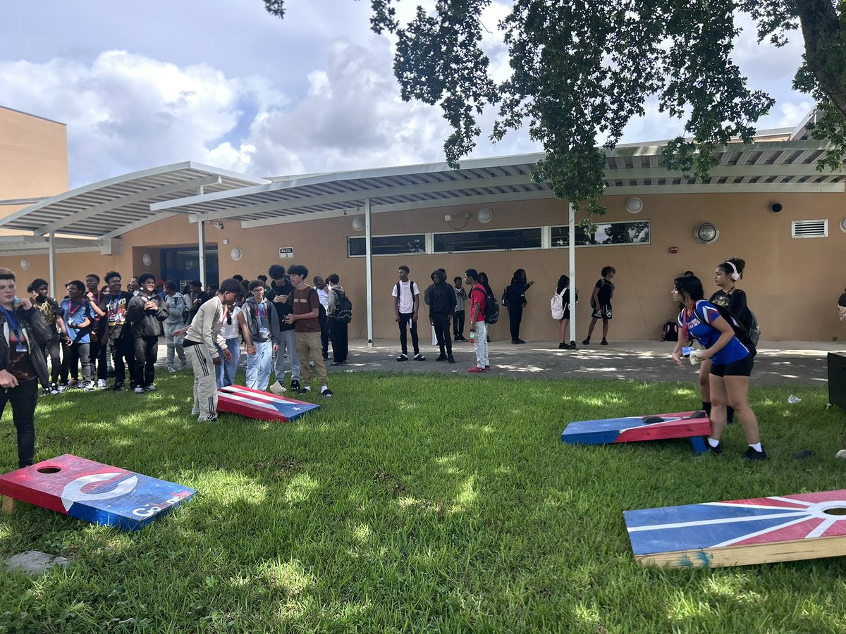 PHS_Colonels's tweet image. Fun Friday sponsored by SGA —Bringing the high school experience to life with fun, friends, and school spirit! #MissionAPossible ❤️