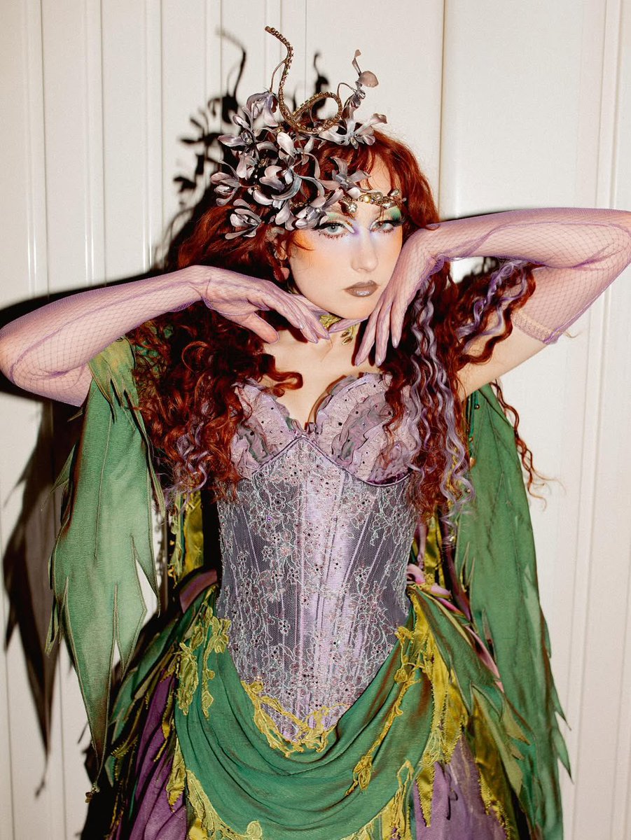 chappell roan stuns in new backstage photos from the ‘visions of damsels &amp; other dangerous things’ tour!

photographed by raganhenderson on ig