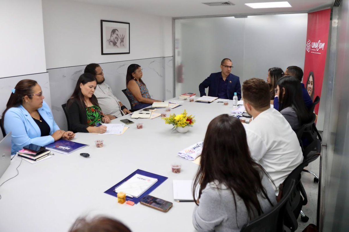 mincomunas_ve's tweet image. ¡Así se vivió el arranque de una nueva etapa para la #UNACOM! 📚📖 
 
Este #5Sep en #Caracas, se llevó a cabo el Primer Consejo Universitario con la presencia de autoridades, representantes del @ComunasVe y @MppeuOficial 🙌🏽

#ComunaONada #EducaciónPopular