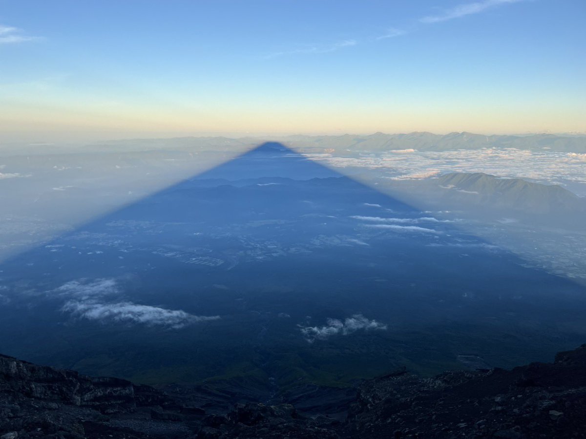 mt223guide's tweet photo. 本日の御来光、そして影富士です。富士山は秋模様、富士山上部、特に山頂は寒いです。軽装はやめましょう！低体温症のリスクがより上がっています。
#富士山 #富士宮口 #mtfuji https://t.co/Bz7fc0So40