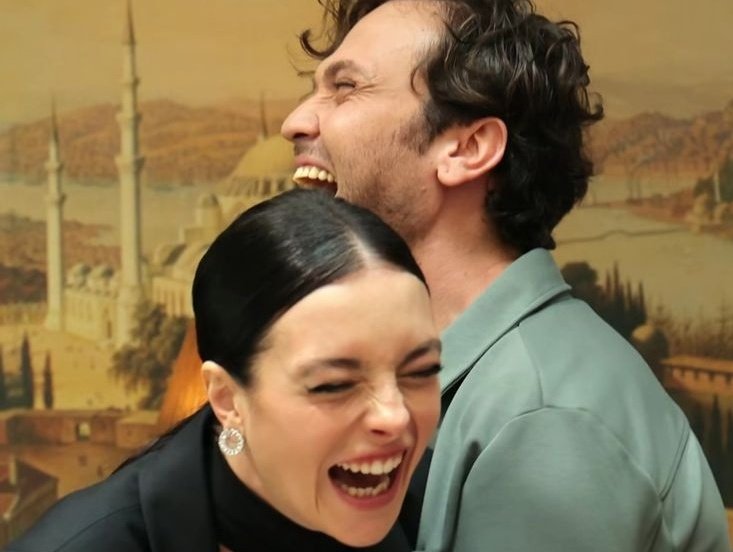 If anyone ever again says that these two are not comfortable with each other just show them these pictures and witness their embarrassment take over 😙🤌