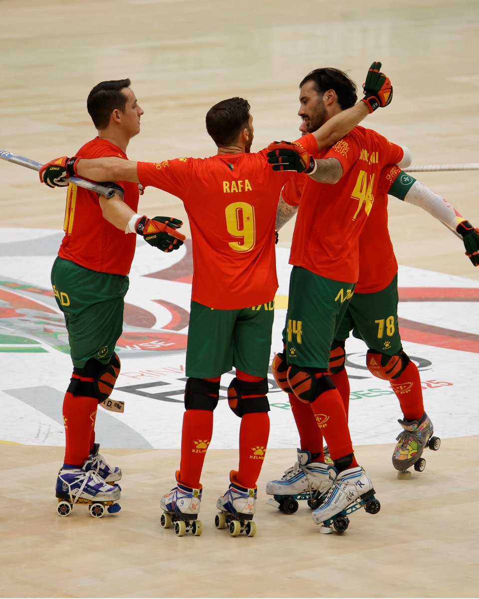 COPPORTUGAL's tweet photo. 𝗖𝗔𝗠𝗣𝗘𝗢̃𝗘𝗦 𝗗𝗔 𝗘𝗨𝗥𝗢𝗣𝗔!!! 🏆🇵🇹

Portugal conquistou o Campeonato da Europa de Hóquei em Patins pela 22.ª vez na história, ao vencer a França, por 4-1, na final em Paredes 💪

@OficialFPP 👏

#EquipaPortugal | 📸 FPP https://t.co/Dg5ic0CbF5