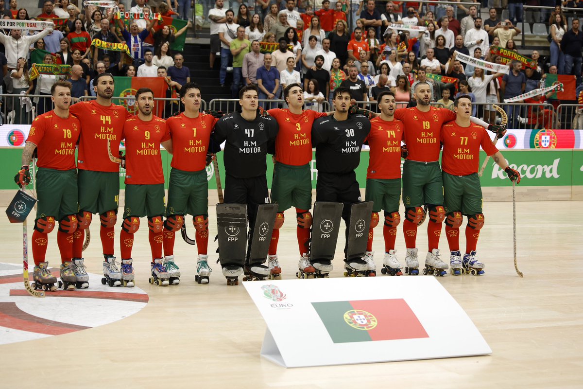 COPPORTUGAL's tweet photo. 𝗖𝗔𝗠𝗣𝗘𝗢̃𝗘𝗦 𝗗𝗔 𝗘𝗨𝗥𝗢𝗣𝗔!!! 🏆🇵🇹

Portugal conquistou o Campeonato da Europa de Hóquei em Patins pela 22.ª vez na história, ao vencer a França, por 4-1, na final em Paredes 💪

@OficialFPP 👏

#EquipaPortugal | 📸 FPP https://t.co/Dg5ic0CbF5