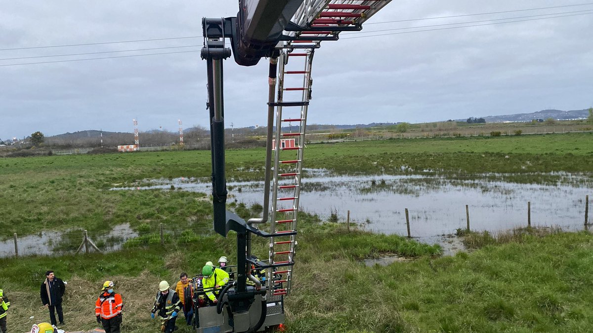 mafasud's tweet photo. #Talcahuano Equipos de emergencia trabajan en extracción de lesionados con unidad de escala mecánica articulada, ruta interportuaria llegando a peaje (carriel sur) https://t.co/JGrjZsn0zW