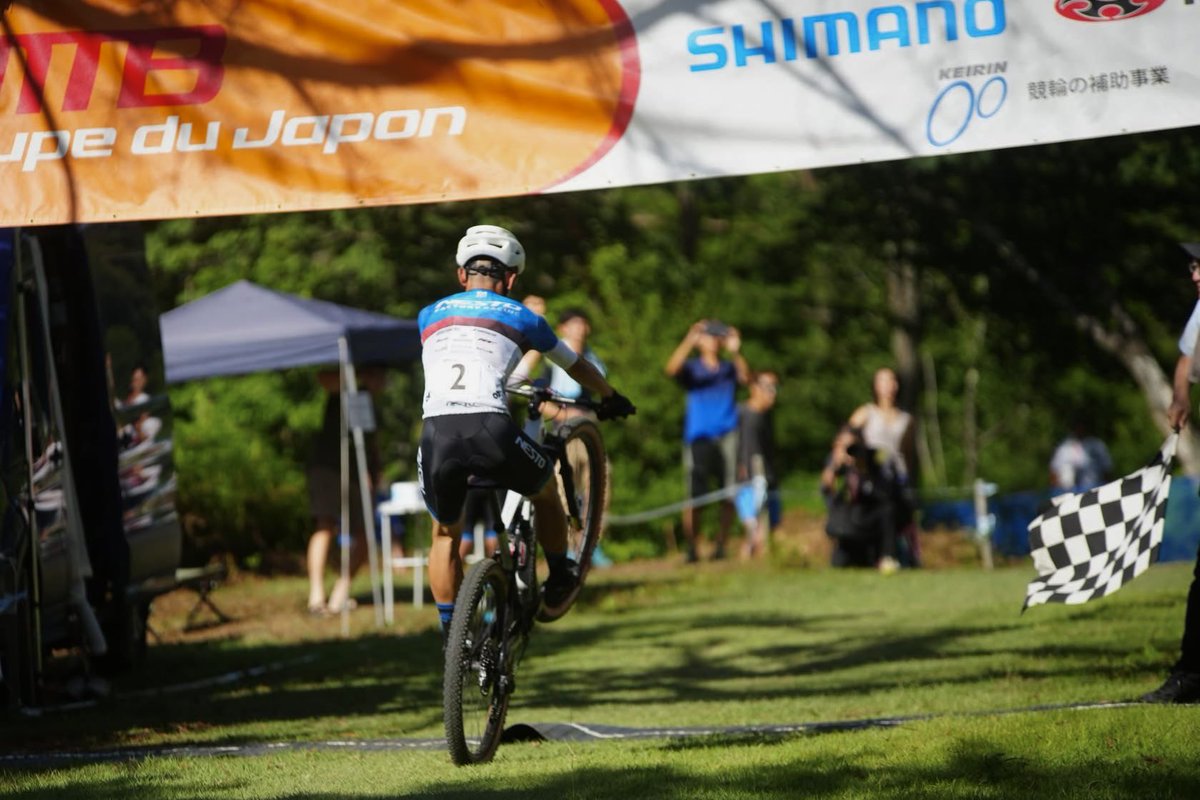 【チーム悲願の男子エリート優勝！】
CJ京都美山、男子エリート上位24名によるXCCにおいて、宮津旭選手がチーム悲願の男子エリートカテゴリ優勝をもたらしてくれました！
宮津選手はレース中盤に単独で先頭集団から抜け出し、そのまま後続を突き放して独走優勝！
今日のXCOも期待が高まります💪