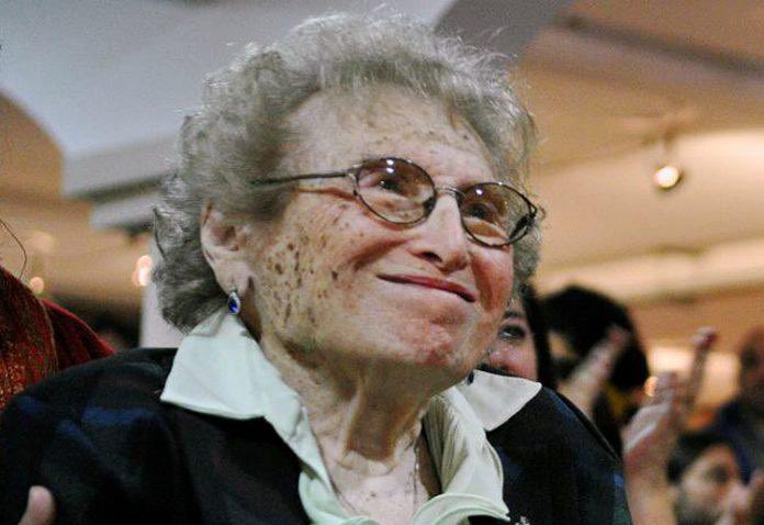 Despedimos a Rosa Tarlovsky de Roisinblit, presidenta honoraria de Abuelas de Plaza de Mayo. 
Tenía 106 años y nunca dejó de luchar.
Vive para siempre en la memoria de su pueblo.
✊🏻❤️
