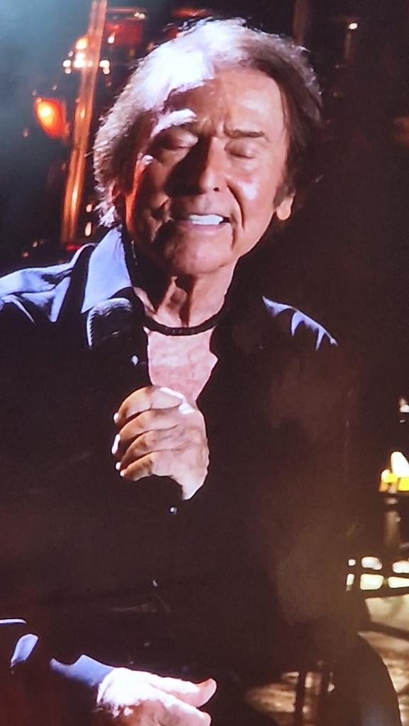 El gran <a href="/RAPHAELartista/">𝗥𝗔𝗣𝗛𝗔𝗘𝗟</a> nos deleitó en #Elche con su Gran Profesionalidad y su poderosa VOZ. ERES ÚNICO,  #Raphael,  el público te adora. 
<a href="/Web_Raphaelista/">Raphael Asociación</a> <a href="/Uruguayraph/">Club Uruguay Raphaelista</a> <a href="/raphaelnet_com/">RAPHAELNET.COM</a>