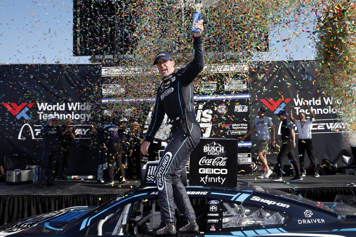SlicksandSticX's tweet image. 🏁 @dennyhamlin takes pole at Enjoy Illinois 300 with a 139.190 mph lap at Gateway, edging out Kyle Larson! #NASCAR #FastLap

Read more 👉 slicksandsticks.com/2025/09/06/den…