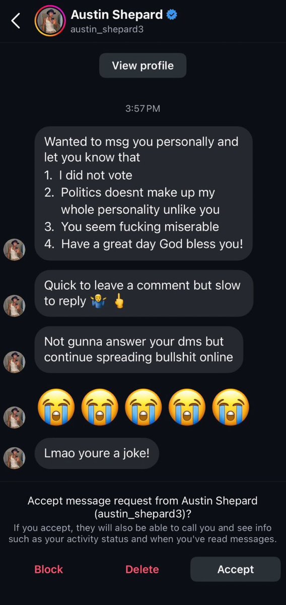 Austin commented on a Nicolandria post and in the comments fighting for his life with ppl to the point he even dm’ing ppl 😭