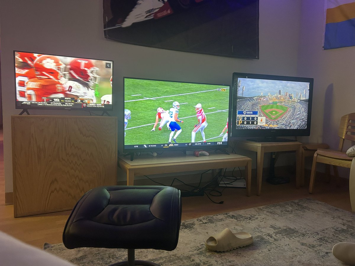 This could quite possibly be the best college setup of all time <a href="/KeenanRahn3/">Keenan Rahn</a> <a href="/SamLeon1212/">Sam Leoni</a>