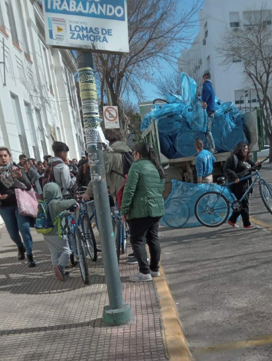 therealbuni's tweet image. Kicillof salió a regalar bicicletas para que lo voten 
Y ya las están vendiendo en marketplace

4 años inundado y cagando en un balde a cambio de 80 lucas
Planazo jsjs