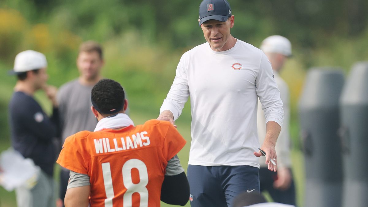 Chicago Bears head coach Ben Johnson discussed how Caleb Williams compares to other quarterbacks he's coached. bearswire.usatoday.com/story/sports/n…
