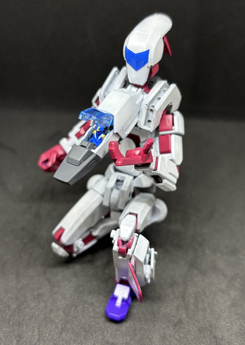 TKOtko47o's tweet image. フォームチェンジは一旦腕を外して股関節伸ばして前方に展開して頭を背中に曲げる、変形土下座方式😀

元フィギュアの可動が良いので、劇中では見せなかったハイキックや降着姿勢も可能

これで今年は19
後一つで20の大台行けるか？

#戦闘フィギュア
#THEXDER
#GAMEARTS