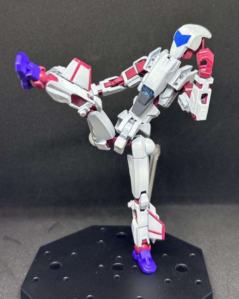 TKOtko47o's tweet image. フォームチェンジは一旦腕を外して股関節伸ばして前方に展開して頭を背中に曲げる、変形土下座方式😀

元フィギュアの可動が良いので、劇中では見せなかったハイキックや降着姿勢も可能

これで今年は19
後一つで20の大台行けるか？

#戦闘フィギュア
#THEXDER
#GAMEARTS