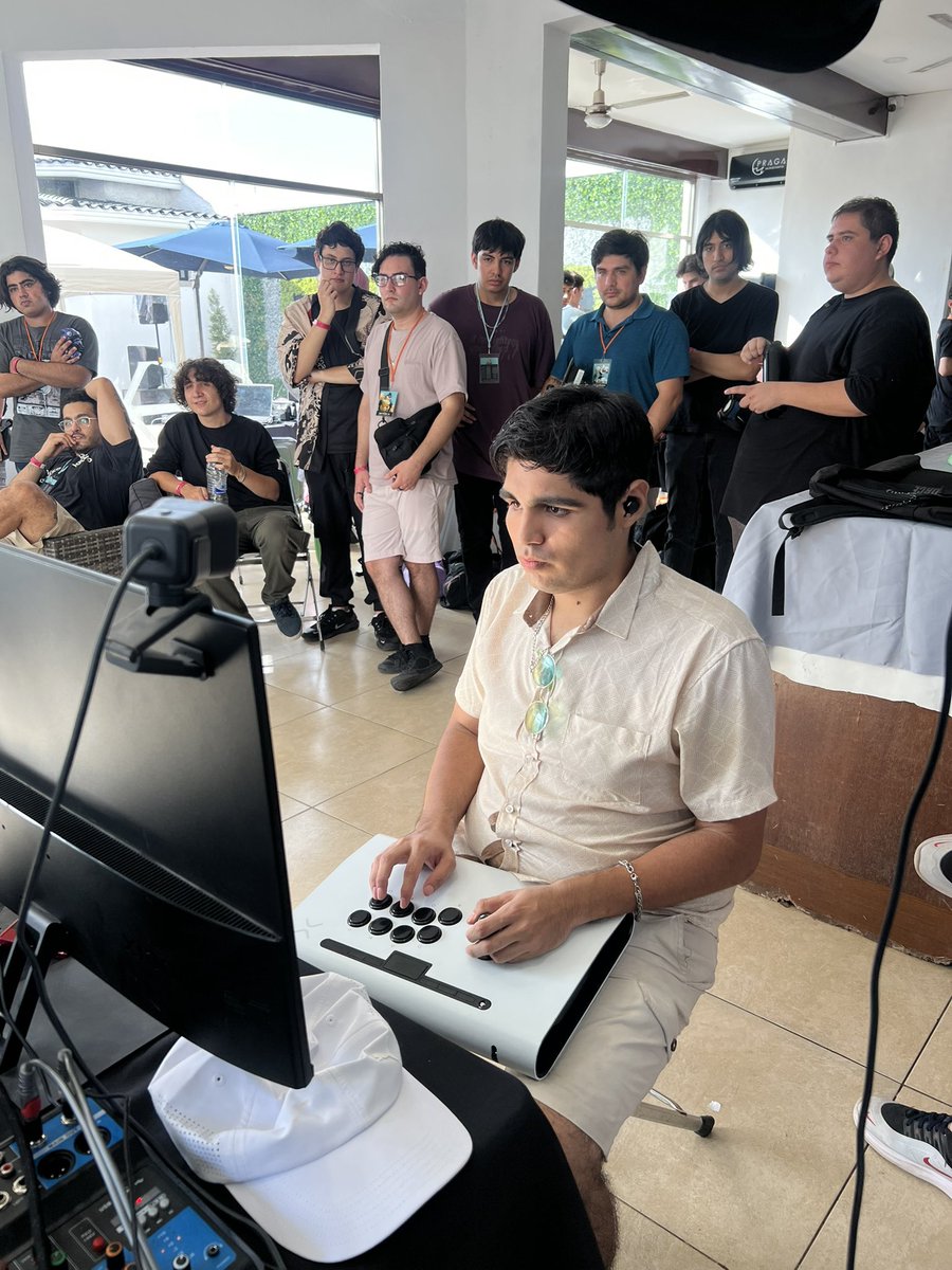 Empezamos TOP8 SF6! 

twitch.tv/destrekstudios