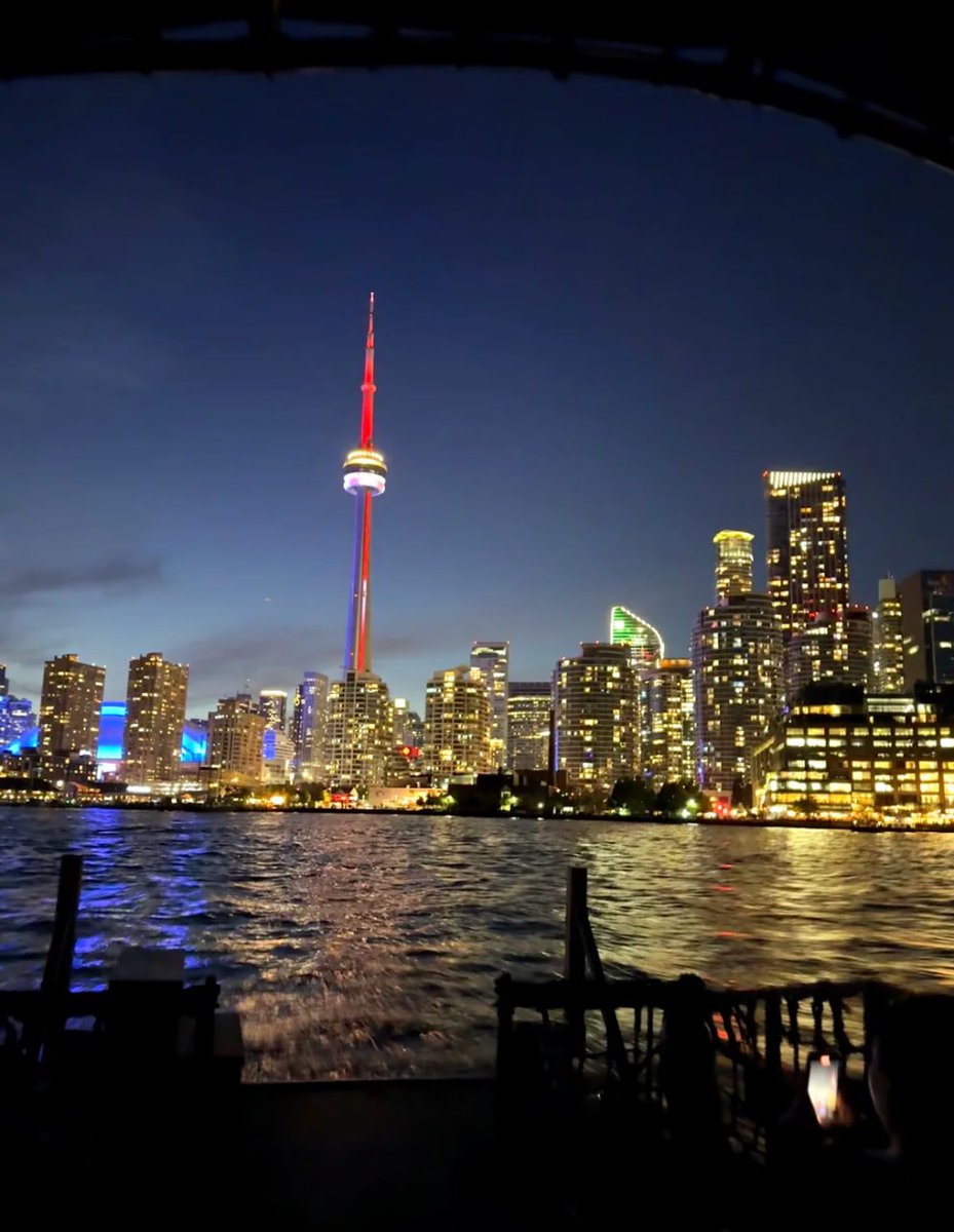benedictlydia's tweet photo. Toronto nights 🌆✨ Where city lights meet lake vibes 🌊🇨🇦 https://t.co/BIl5bH0j1f