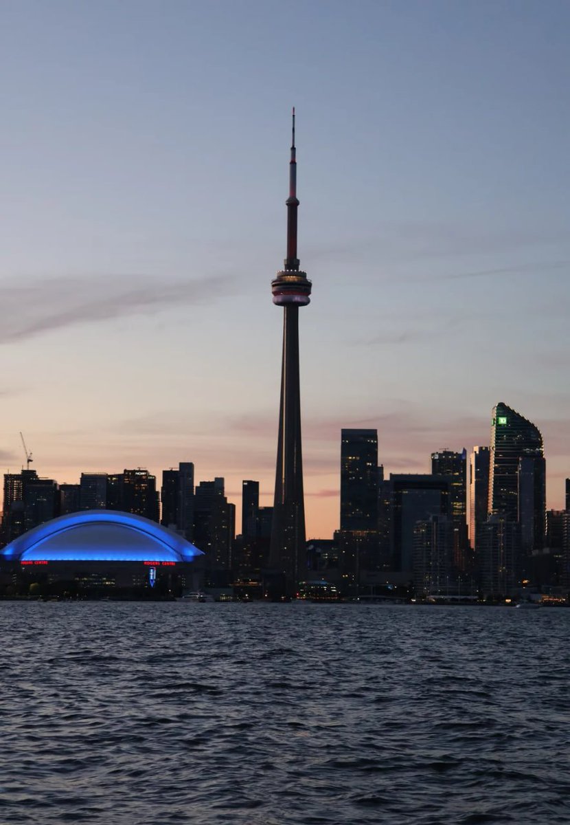benedictlydia's tweet photo. Toronto nights 🌆✨ Where city lights meet lake vibes 🌊🇨🇦 https://t.co/BIl5bH0j1f