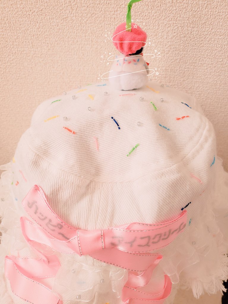 nukuttaa_nyt's tweet image. バニアキラキラくじいちばんほしかったペンギンのあかちゃんを自引きできてうれしい＆アイスクリーム帽子にアラザンも追加トッピングした🍨⟡.·*.🐧🍒🎀
やっぱりこの帽子めっちゃかわい～～～👒 #シルバニア #moiMoi