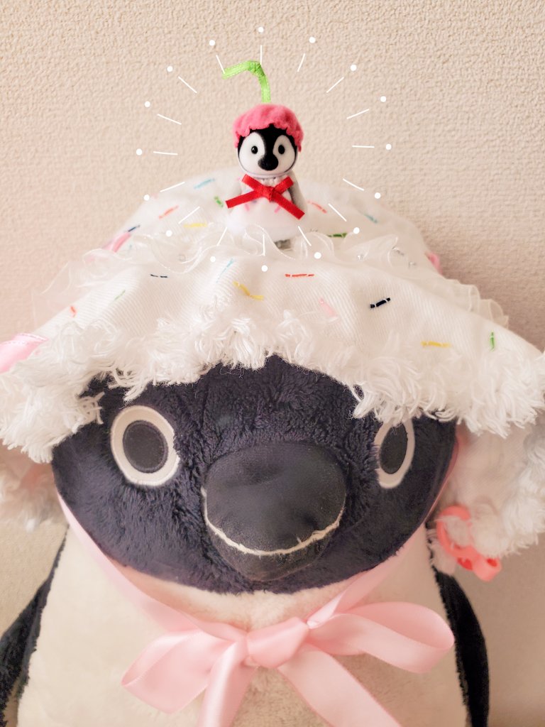 nukuttaa_nyt's tweet image. バニアキラキラくじいちばんほしかったペンギンのあかちゃんを自引きできてうれしい＆アイスクリーム帽子にアラザンも追加トッピングした🍨⟡.·*.🐧🍒🎀
やっぱりこの帽子めっちゃかわい～～～👒 #シルバニア #moiMoi