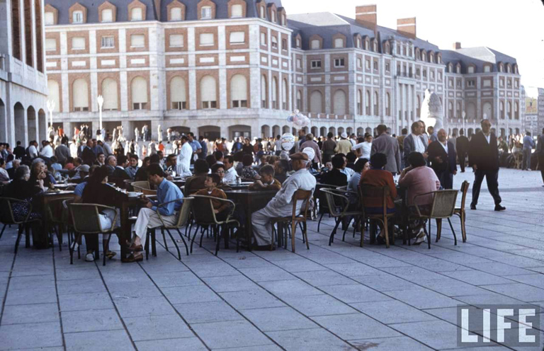 Barcitos de la Rambla Bristol de Mar del Plata, 1958. Fotografía tomada  por Dmitri Kesell para revista Life.