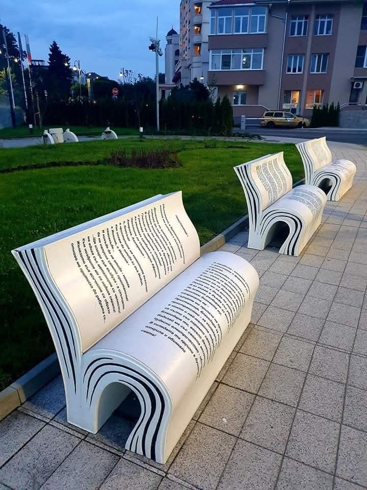 Imagein8's tweet image. Do you just sit here or can only sit, if you are reading! Book benches in Bulgaria 📚
📸 Art 
#ReadingInNature #LiteraryArt #BookLovers