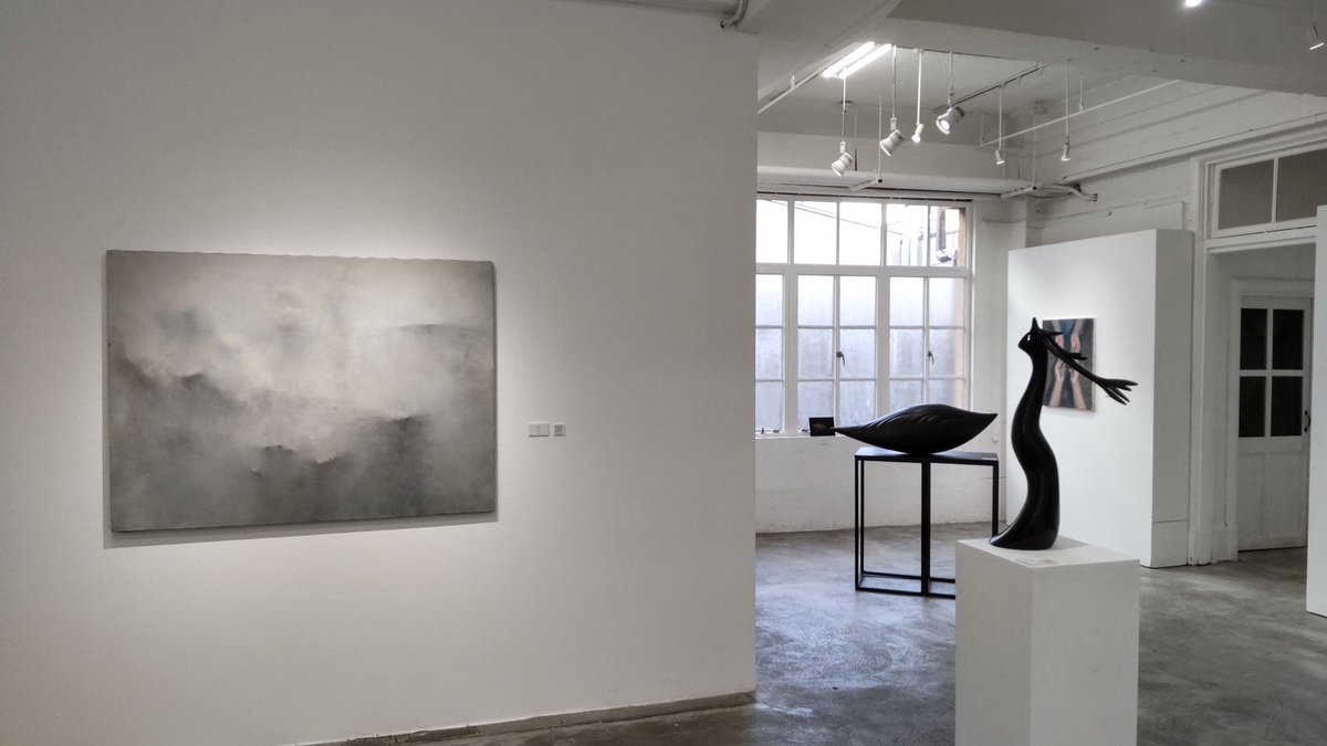 hkakuki's tweet photo. 同時代ギャラリーBis
二人展「在るもの、と、或るもの」
井上英海さん@ebi_id 、いつか見たコトの記憶、その印象を描きだしたような絵画
盛也茜さん@akane_seiya の漆、写真3「time」は下地の漆錆の段階で彫りを入れた実験作品、彫りが強調され、また鈍い漆艶も美しい。

心に確かに残る展覧会でした😊 https://t.co/kakbLnR6Dq