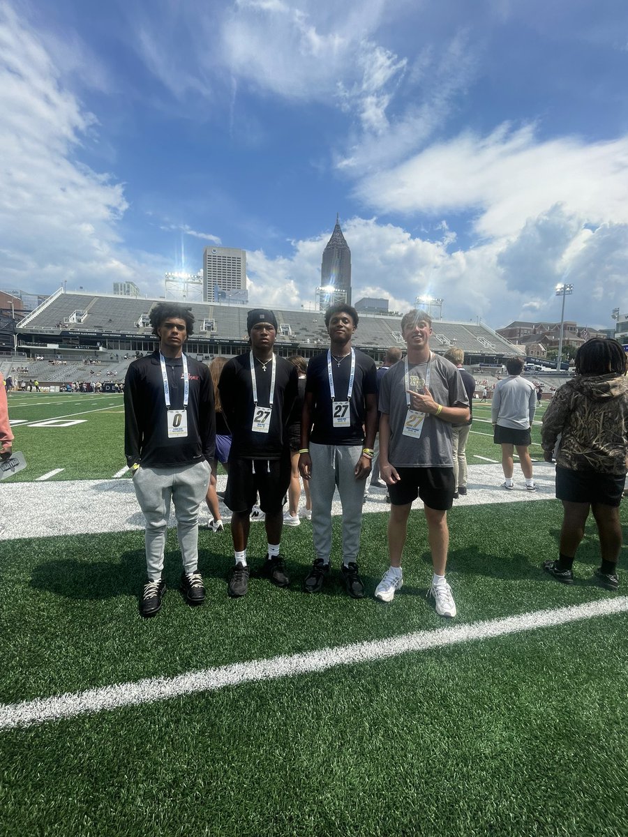 HunterLockerman's tweet image. Had a great time at the @GeorgiaTechFB game today! Thank you Coach Mcfarlin for the invite. Hope to be back soon

@MikeCollins05 @CoachDBraxton @RidgeRecruits