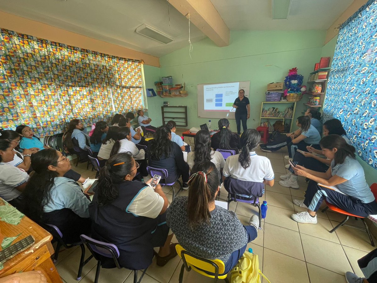 IEEPOGobOax's tweet photo. #PorUnOaxacaConMejorEducación Del 1 al 5 de septiembre, el IEEPO capacitó a más de 600 docentes, madres, padres de familia y estudiantes sobre la prevención de la violencia escolar, la difusión de los derechos de la niñez y estrategias para su atención.
@EMILIOMONTEROP https://t.co/VKbWSJOebA