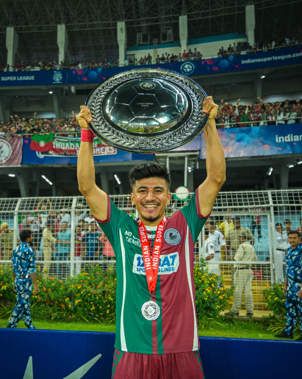 Be20608Routine's tweet photo. "We will play for the jersey, we will play for you guys!"

- Anirudh Thapa when asked to give a message for the fans 💚❤️

via @RevSportzGlobal

#MohunBaganForever #JoyMohunbagan #MBSG #AnirudhThapa #beyondroutine https://t.co/4QJ44IeJ0b
