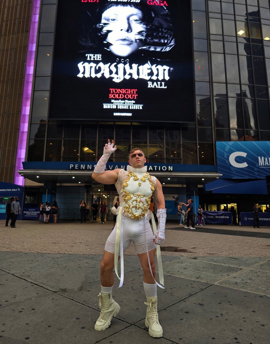 carlosgzz03's tweet photo. Do the Dead Dance !!! 💀✨️🩰
I'm Here Omg !!
.
.
.
#MAYHEMballNYC #ladygaga https://t.co/edJbBJHJY8