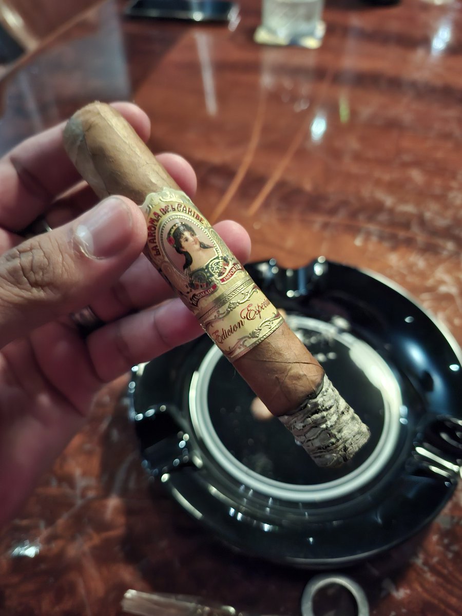 Special Day for this one.
Cigar: La Aroma del Caribe Edicion Especial No. 2 (Nicaragua| Handmade)
Size: Robusto 
#cigar #nicaraguancigar #laaromadelcaribecigars