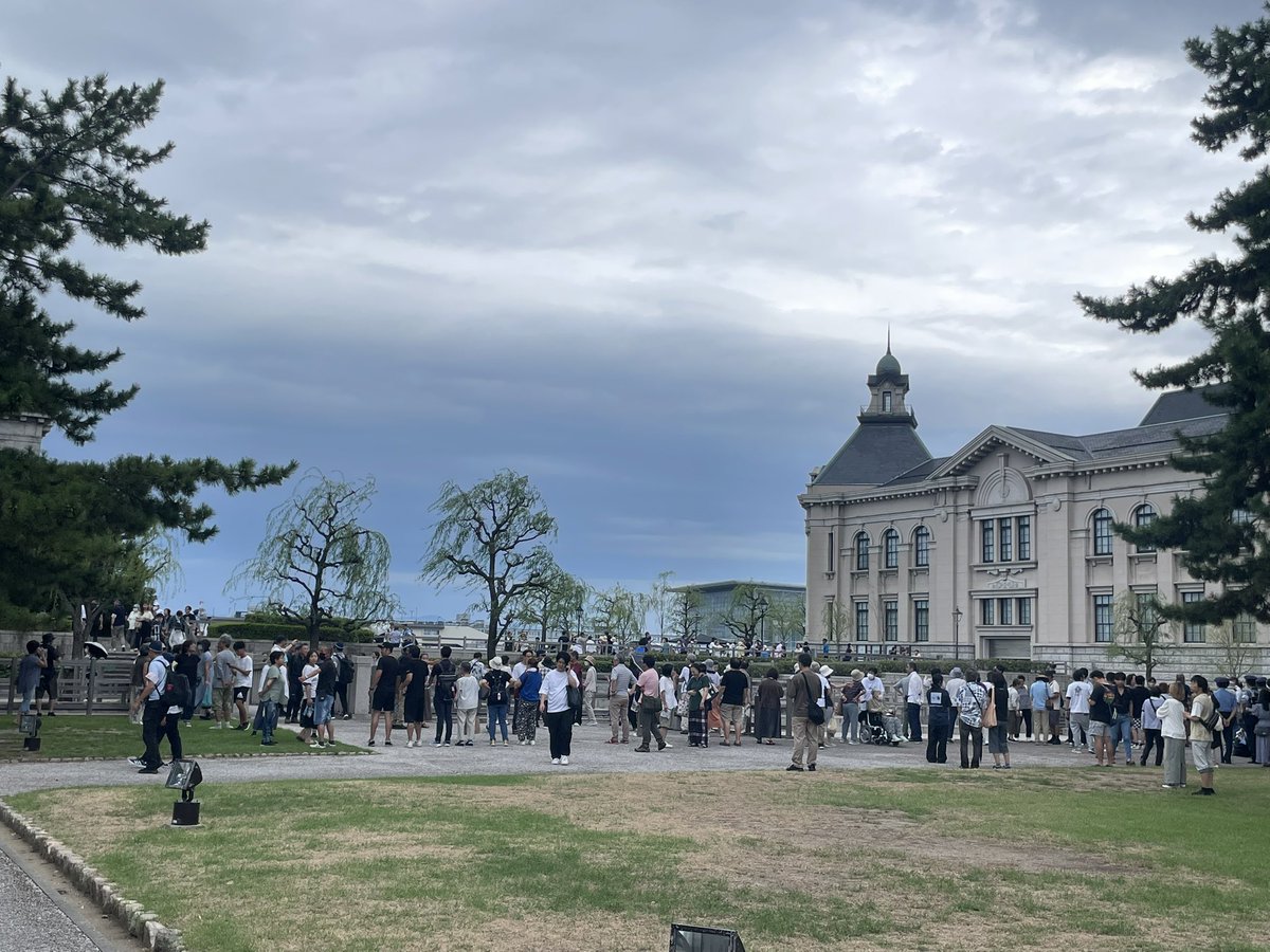 tepe1102's tweet photo. 新潟市歴史博物館（みなとぴあ）
愛子様視察に向けて、人がどんどん集まり出してる！
到着まではまだ2時間以上。 https://t.co/Y522WWEeYQ