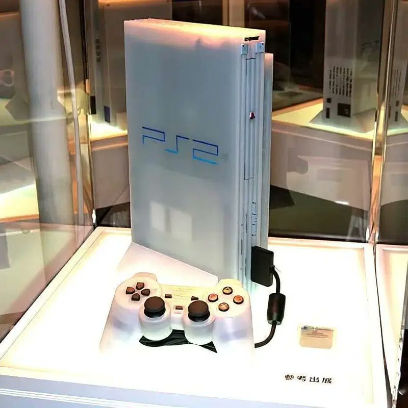 CrakerMc's tweet photo. Amable recordatorio a la comunidad retro de habla hispana, que al margen de prototipos, la PS2 más rara del mundo es la blanca translúcida que se presentó pero luego no llegó a salir a la venta, una pieza única. Que no os tanguen con clickbait barato. https://t.co/UlNk8hJaQS